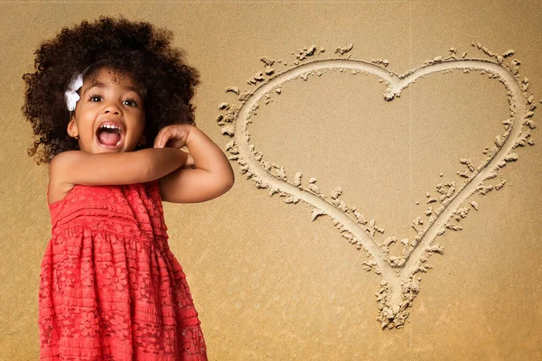 Детство Люди Концепции Веселый Счастливый Африканский Американский Маленькая Девочка Песчаном — стоковое фото
