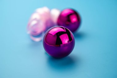 Soyut bulanık renk arkaplanı - menekşe colo 'nun neşeli topları