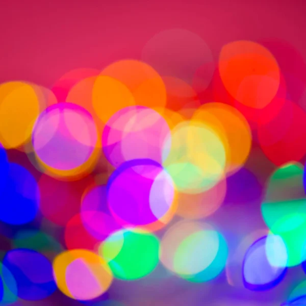 Кольори жовтий, червоний, фіолетовий, синій, зелений на рожевому абстрактному блурі — стокове фото
