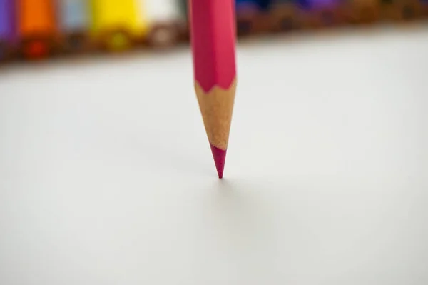 Rózsaszín ceruza homályos háttér színes ceruzák, amelyek célja a w — Stock Fotó