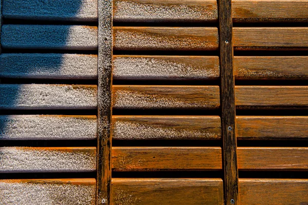 Povrch dřevěné plošiny je pokryt chrastítkem. — Stock fotografie