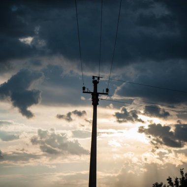 Akşam gökyüzünün arka planında elektrik direği var. Bahar mevsimi, Mayıs. Ukrayna. Avrupa.