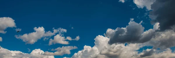 Ciel Bleu Nuages Par Une Journée Ensoleillée Saison Estivale Août — Photo