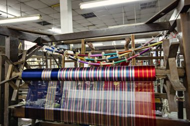 Chiang Mai, Tayland - Mart 2019 Taylandlı kadın, Tayland, Chiang Mai 'deki ipek fabrikasında dokuma makinesi