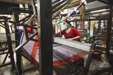 Chiang Mai, Tayland - Mart 2019 Taylandlı kadın, Tayland, Chiang Mai 'deki ipek fabrikasında dokuma makinesi