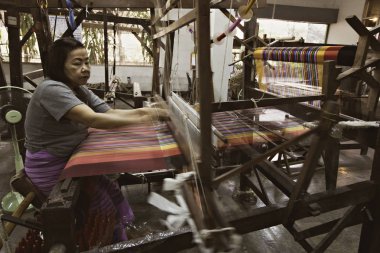Chiang Mai, Tayland - Mart 2019 Taylandlı kadın, Tayland, Chiang Mai 'deki ipek fabrikasında dokuma makinesi