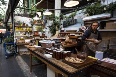 Borough Market 'te, Londra' da, İngiltere 'de bir sürü farklı baharatlı tezgah.