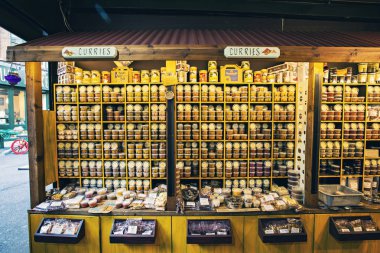Borough Market 'te, Londra' da, İngiltere 'de bir sürü farklı baharatlı tezgah.