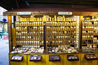Borough Market 'te, Londra' da, İngiltere 'de bir sürü farklı baharatlı tezgah.