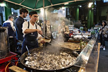 Londra, İngiltere - Ekim 2019: İnsanlar Londra 'daki Borough Market' ten yiyecek satın alıyor. Markette satılan mantarlı inci arpası, Londra, Uk