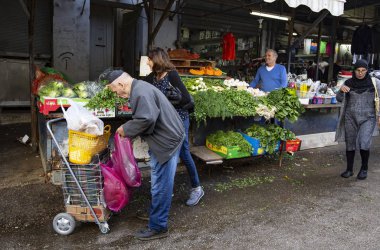 TEL AVIV, ISRAEL - Aralık 2019: Carmel Pazarı 'ndaki meyve ve sebze tezgahı, Shuk Carmel, Tel Aviv, İsrail