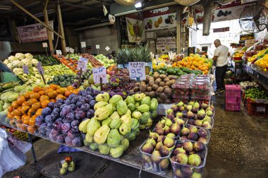 TEL AVIV, ISRAEL - Aralık 2019: Carmel Pazarı 'ndaki meyve ve sebze tezgahı, Shuk Carmel, Tel Aviv, İsrail