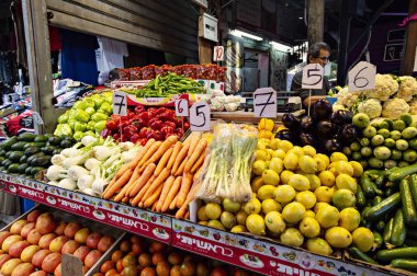 TEL AVIV, ISRAEL - Aralık 2019: Carmel Pazarı 'ndaki meyve ve sebze tezgahı, Shuk Carmel, Tel Aviv, İsrail