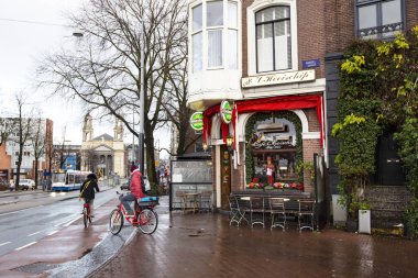 AMSTERDAM, NETHERLANDS - Aralık 2019 Amsterdam şehir manzarası. Amsterdam Kafe, Hollanda, Hollanda