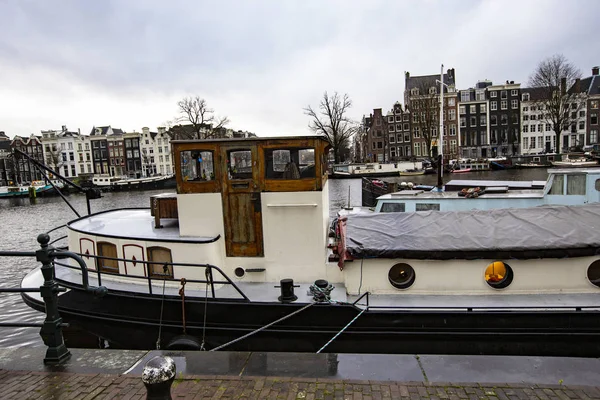 Amsterdam Nizozemsko Prosinec 2019 Tradiční Hausbót Amsterdam Vodě Centru Amsterdamu — Stock fotografie