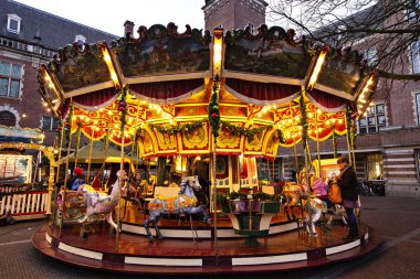 Leid, NETHERLANDS - Aralık 2019: Hollanda 'daki Leiden kasabasının gece manzarası. Hollanda, Leiden 'da akşama kadar atlıkarınca ve bisikletler