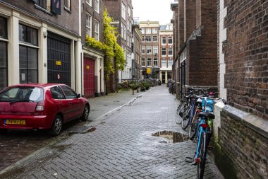 AMSTERDAM, NETHERLANDS - Aralık 2019 Amsterdam şehir manzarası. Amsterdam Hollandalı evleri, Hollanda