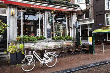 LEIDEN, NETHERLANDS - Aralık 2019: Leiden kasabasının gece manzarası, Leiden, Hollanda 'da geleneksel Hollanda evleri ve bisikletleri