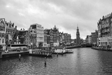 AMSTERDAM, NETHERLANDS - Aralık 2019: tipik Amsterdam şehri. Amsterdam kanalları, tekneler ve Hollanda mimarisi, Hollanda