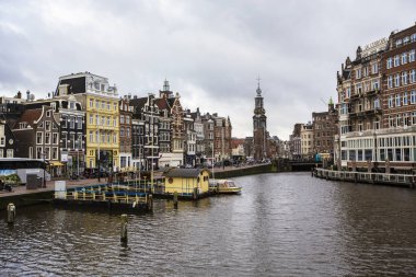 AMSTERDAM, NETHERLANDS - Aralık 2019: tipik Amsterdam şehri. Amsterdam kanalları, tekneler ve Hollanda mimarisi, Hollanda