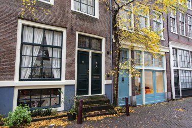 AMSTERDAM, NETHERLANDS - Aralık 2019 Amsterdam şehir manzarası. Amsterdam Hollandalı evleri, Hollanda