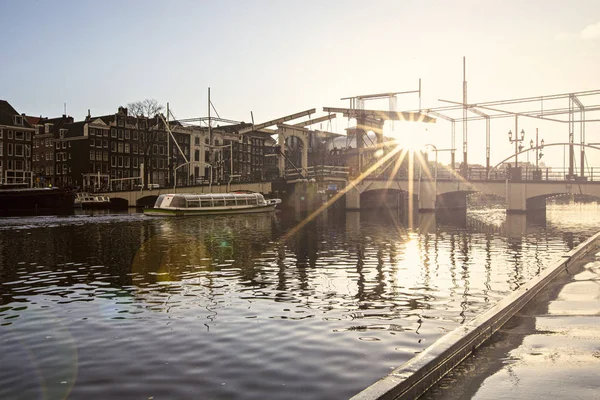 Amsterdam Nizozemsko Prosinec 2019 Pohled Okna Hausbótu Amsterdamském Průplavu Mostě — Stock fotografie