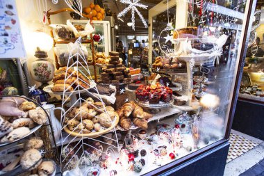 AMSTERDAM, NETHERLANDS - Aralık 2019: Hollanda 'nın Amsterdam kentindeki geleneksel Hollanda şekerleme dükkanı