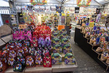 Amsterdam, Hollanda - Aralık 2019: Amsterdam şehir merkezinde geleneksel çiçek pazarı