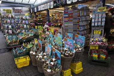 Amsterdam, Hollanda - Aralık 2019: Amsterdam şehir merkezinde geleneksel çiçek pazarı