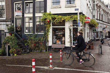 AMSTERDAM, NETHERLANDS - Aralık 2019 Amsterdam şehir manzarası. Amsterdam Hollandalı evleri, Hollanda