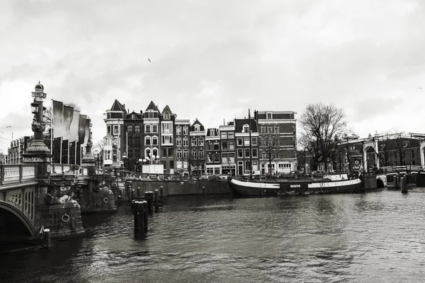 Amsterdam Netherlands December 2019 Typical Amsterdam Cityscape Amsterdam Canals Boats — стоковое фото