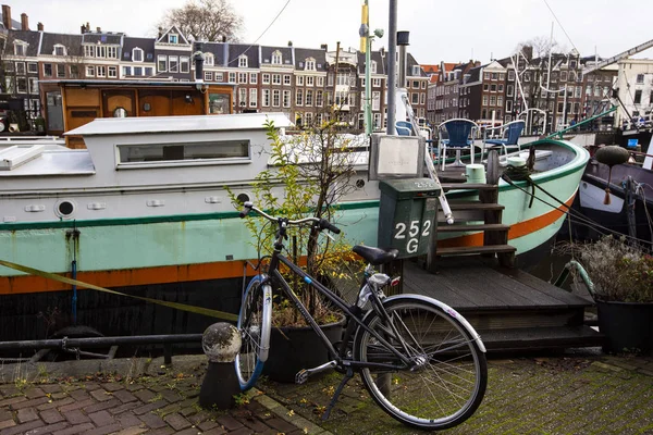 Amsterdam Netherlands December 2019 Traditional Amsterdam Houseboat Water Amsterdam Downtown — ストック写真