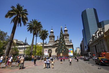 Santiago, Şili - Aralık 2018: La Plaza de Armas de Santiago, Şili 'de Noel ağacı