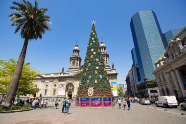 Santiago, Şili - Aralık 2018: La Plaza de Armas de Santiago, Şili 'de Noel ağacı
