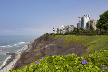 Lima, Peru - Aralık 2019: Lima, Peru 'nun Miraflores ilçesinde La Marina Deniz Feneri (Faro La Marina) manzarası