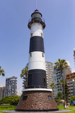 Lima, Peru - Aralık 2019: Lima, Peru 'nun Miraflores ilçesinde La Marina Deniz Feneri (Faro La Marina) manzarası