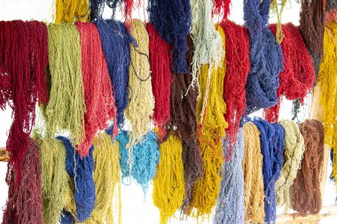 Cusco, Peru 'daki atölyedeki renkli alpaka yün ipliğini kapat