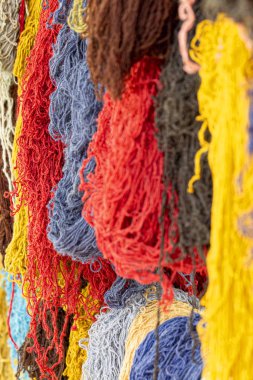 Cusco, Peru 'daki atölyedeki renkli alpaka yün ipliğini kapat