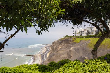 Lima, Peru 'nun Miraflores ilçesinde La Marina Deniz Feneri (Faro La Marina) manzarası