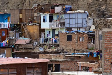 LIMA, PERU - Aralık 2019: Morro Solar Dağı 'ndan Lima gecekondu manzarası, Lima, Peru