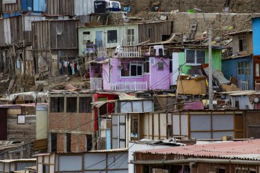 LIMA, PERU - Aralık 2019: Morro Solar Dağı 'ndan Lima gecekondu manzarası, Lima, Peru
