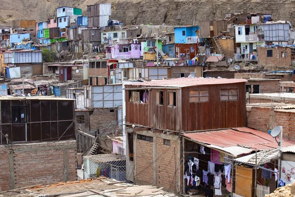 Lima, Peru - Aralık 2019: Lima 'nın yoksul bölgelerinin havadan görünüşü, Lima evleri Morro Solar, Peru' dan manzara