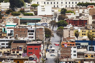 Lima, Peru - Aralık 2019: Lima 'nın yoksul bölgelerinin havadan görünüşü, Lima evleri Morro Solar, Peru' dan manzara