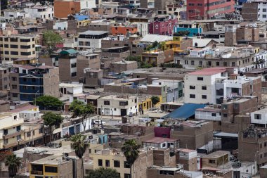 Lima, Peru - Aralık 2019: Lima 'nın yoksul bölgelerinin havadan görünüşü, Lima evleri Morro Solar, Peru' dan manzara