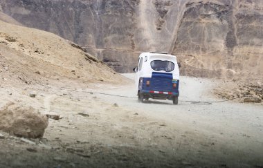 Peru 'nun Lima şehrindeki Morro Solar Dağı' nda geleneksel Peru triportör arabası.