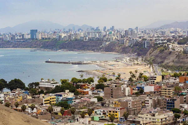 Lima 'nın fakir bölgelerinin havadan görünüşü, Morro Solar, Peru' dan Lima evleri manzarası.