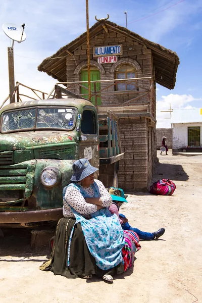 Uyuni Bolívie Leden 2020 Bolívijská Žena Sedí Starého Veteránského Náklaďáku — Stock fotografie
