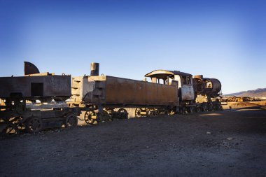 Uyuni, Bolivya - Ocak 2020: Uyuni 'deki tren mezarlığı, eski paslı trenler, gün batımında demiryolu müzesi, Uyuni, Bolivya
