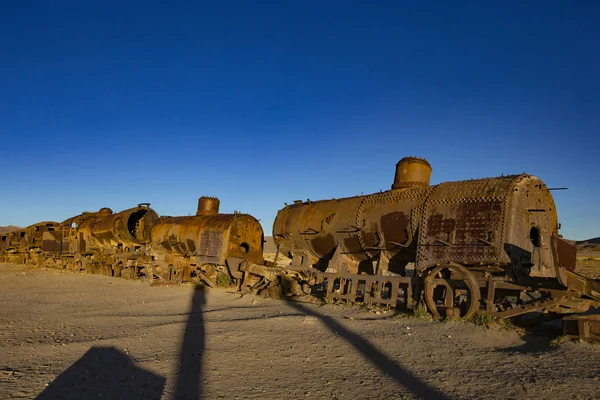 玻利维亚Uyuni 2020年1月 玻利维亚Uyuni火车公墓 旧生锈的火车 日落灯下的铁路博物馆 — 图库照片