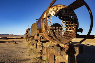 Uyuni, Bolivya - Ocak 2020: Uyuni 'deki tren mezarlığı, eski paslı trenler, gün batımında demiryolu müzesi, Uyuni, Bolivya